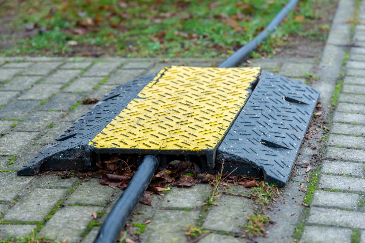 Kabelbrücke schützt Kabel auf Veranstaltungsgelände