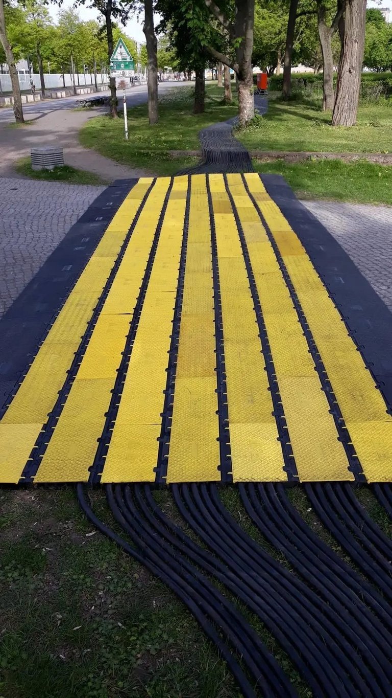 Professionelle Bühnenverkabelung und Stromkabel bei einer Veranstaltung