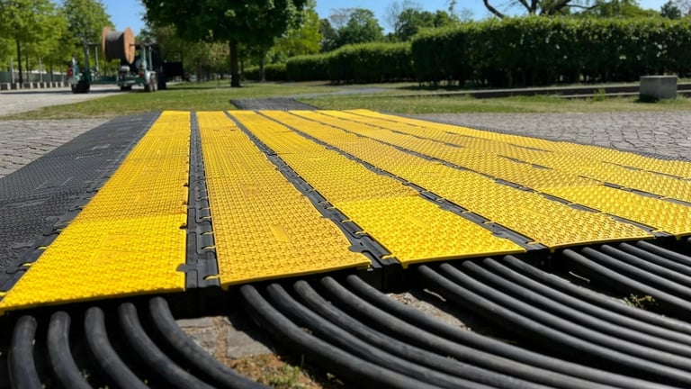 Stromkabel unter gelben Kabelbrücken bei einer Eventstrom-Installation