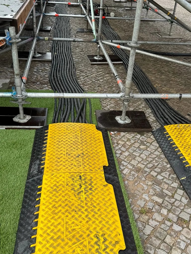 Kabeltrassen und Stromleitungen unter einer Bühnenkonstruktion