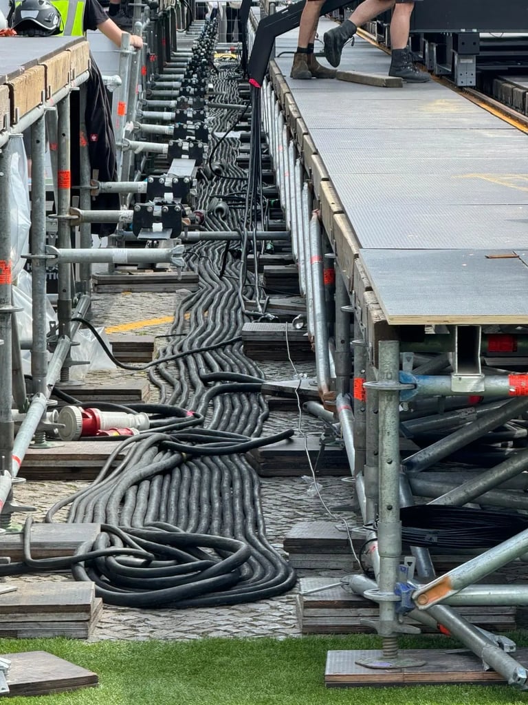 Eventstrom-Kabelinstallation unter einer temporären Bühnenkonstruktion